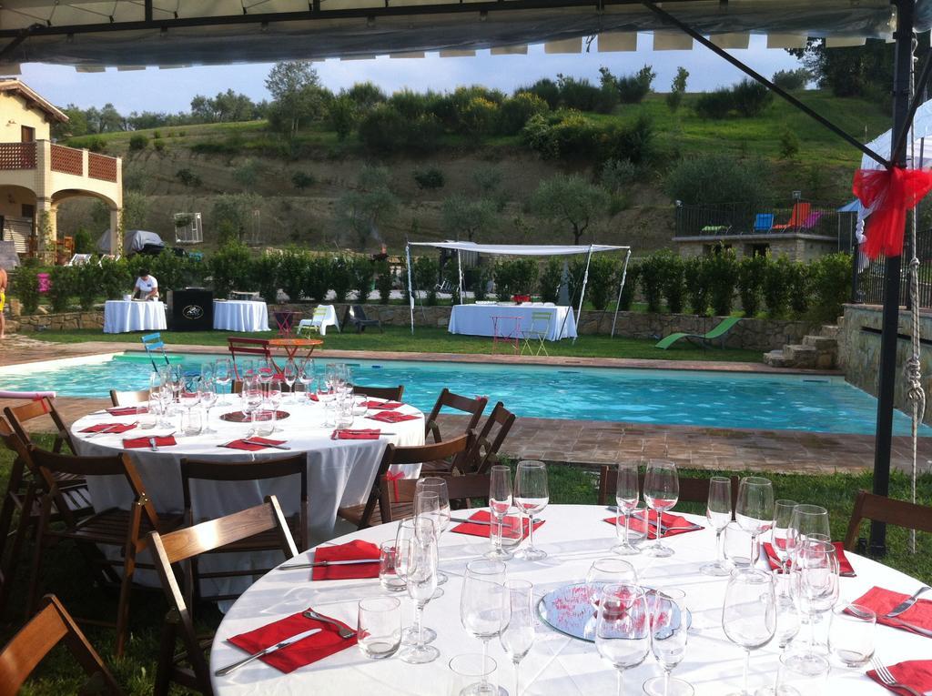 Borgo Le Capannelle Aparthotel Castel Ritaldi Екстериор снимка