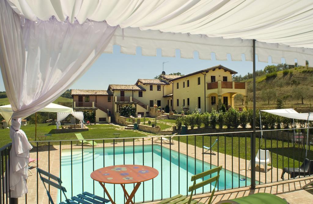 Borgo Le Capannelle Aparthotel Castel Ritaldi Екстериор снимка