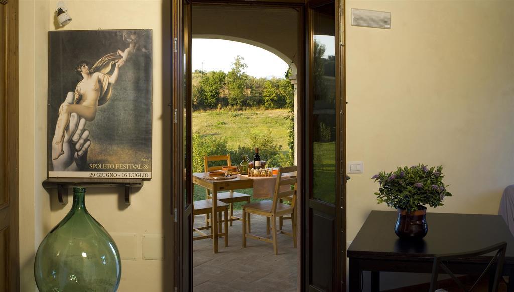 Borgo Le Capannelle Aparthotel Castel Ritaldi Екстериор снимка